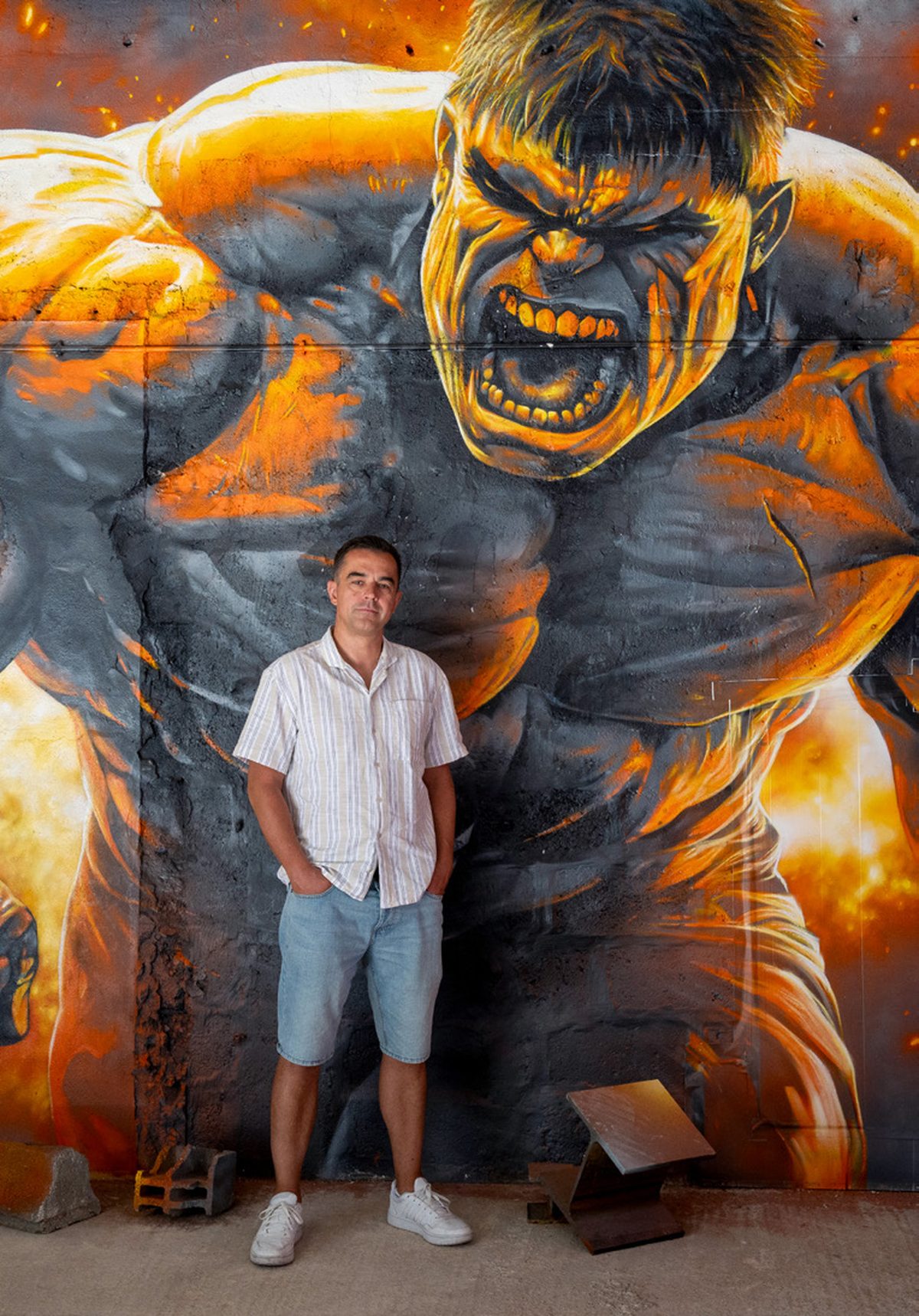 Dave Baranes devant une fresque monumentale